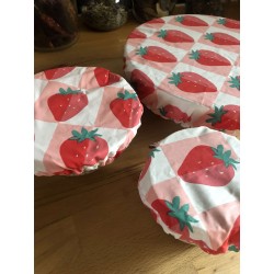 Charlotte recouvre en coton enduit fraises